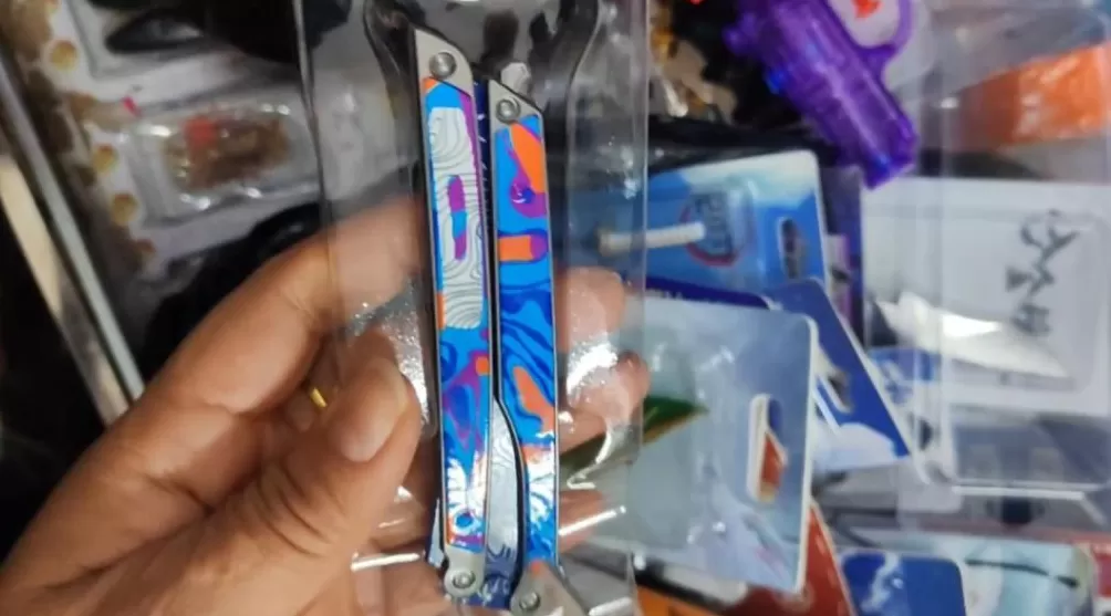 这种“蝴蝶刀”玩具正风靡校园，实测发现很危险-第5张图片-