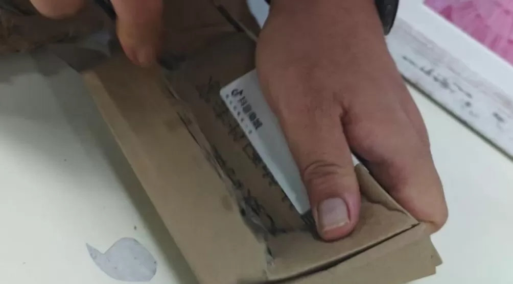这种“蝴蝶刀”玩具正风靡校园，实测发现很危险-第11张图片-