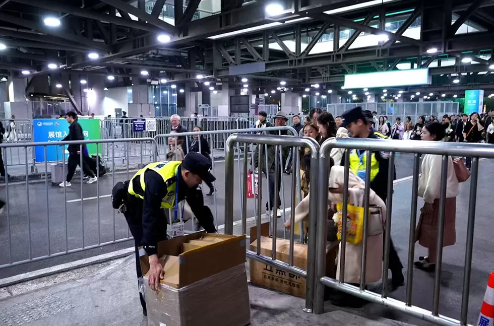 预计预观展人数持平昨日，上海警方多级分流保进博大客流散场-第1张图片-