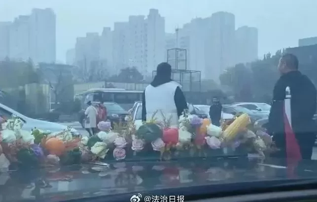 婚车遭拦截，不给“50条香烟”不让过，律师：拦车者涉嫌犯罪-第1张图片-