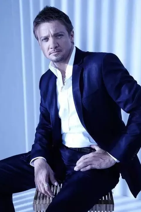 中国女导演周依指控“鹰眼”杰瑞米·雷纳对其性骚扰-第1张图片-