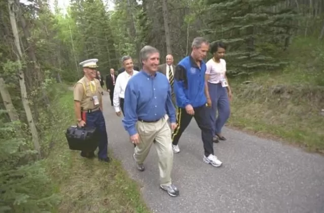 核导弹来袭，总统如何抉择？——影片《炸裂白宫》的核危机叙事与战略忧思-第8张图片-