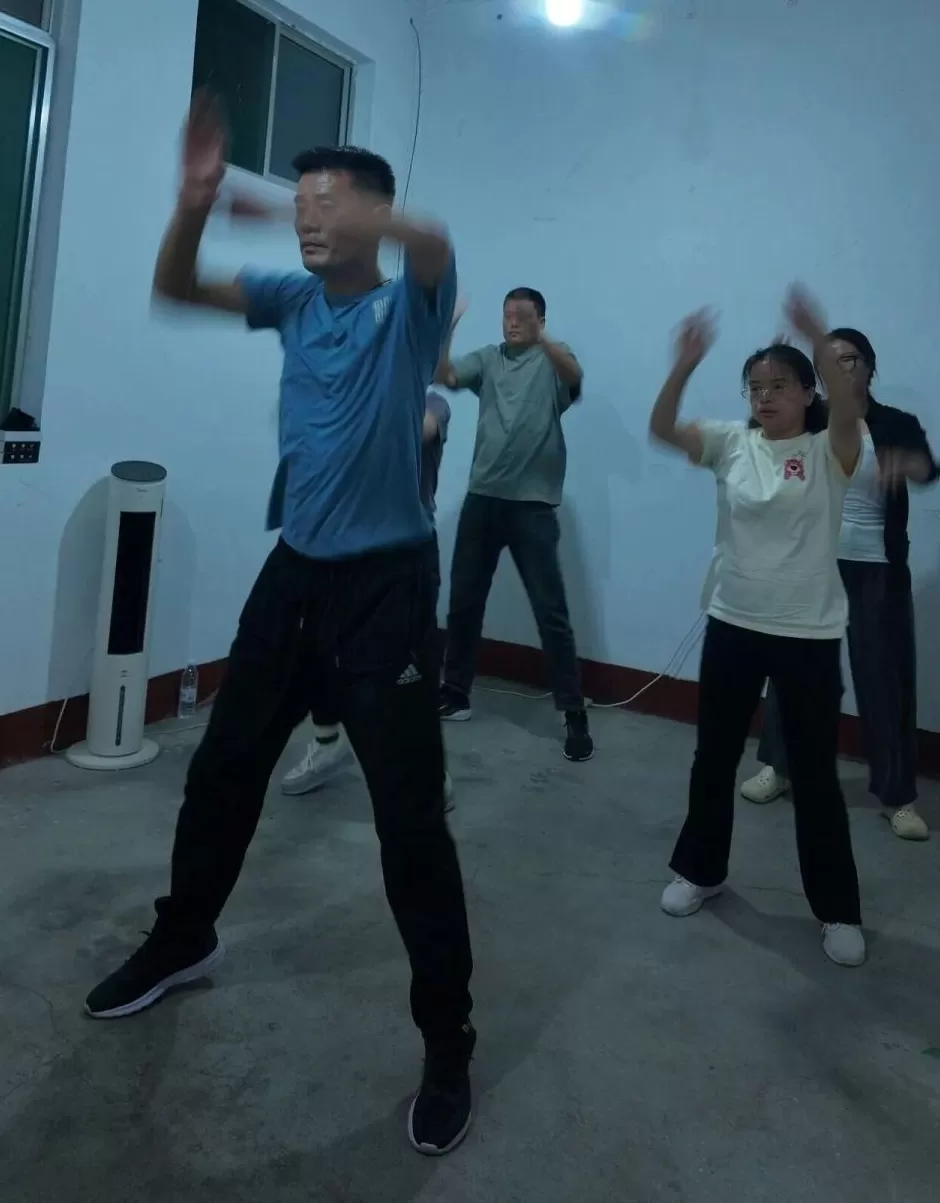 深夜直播间，跳舞自救的妈妈们-第3张图片-