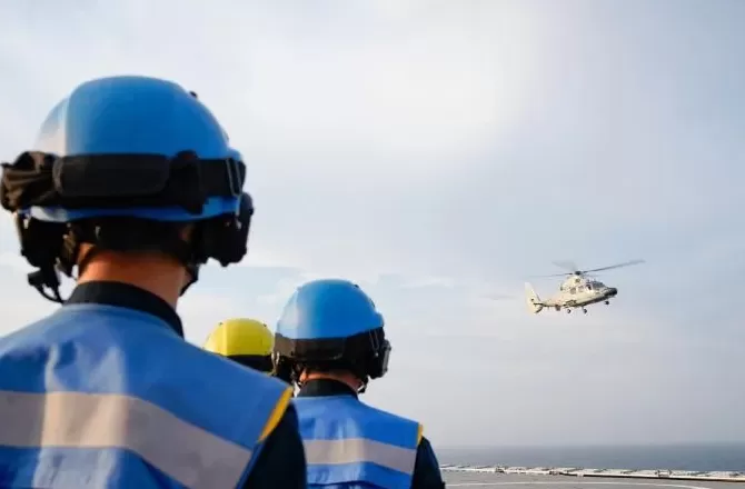 东部战区海军开展舰机协同训练-第1张图片-