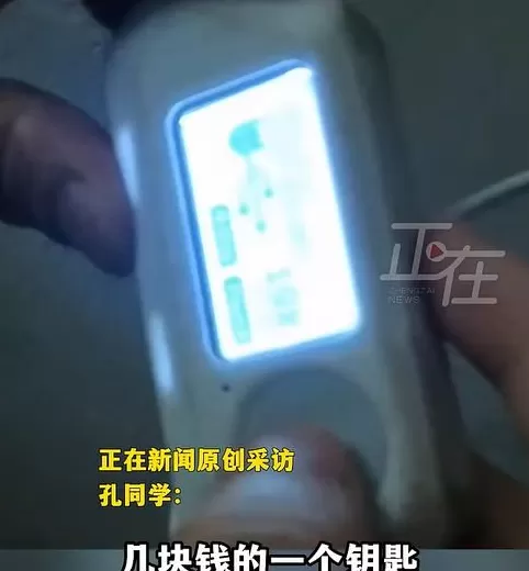 上海一大学生网购“通用钥匙”，关了100多部电梯广告，网友热议-第3张图片-