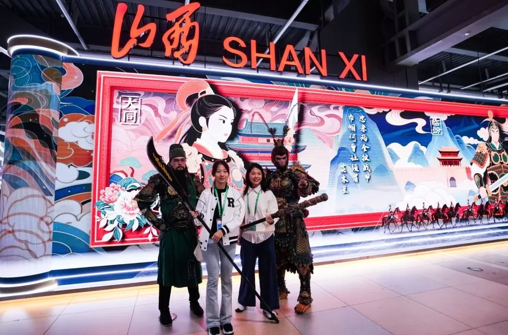 进博直击｜苏超奖杯惊艳亮相！进博舞台上的文化交响-第3张图片-