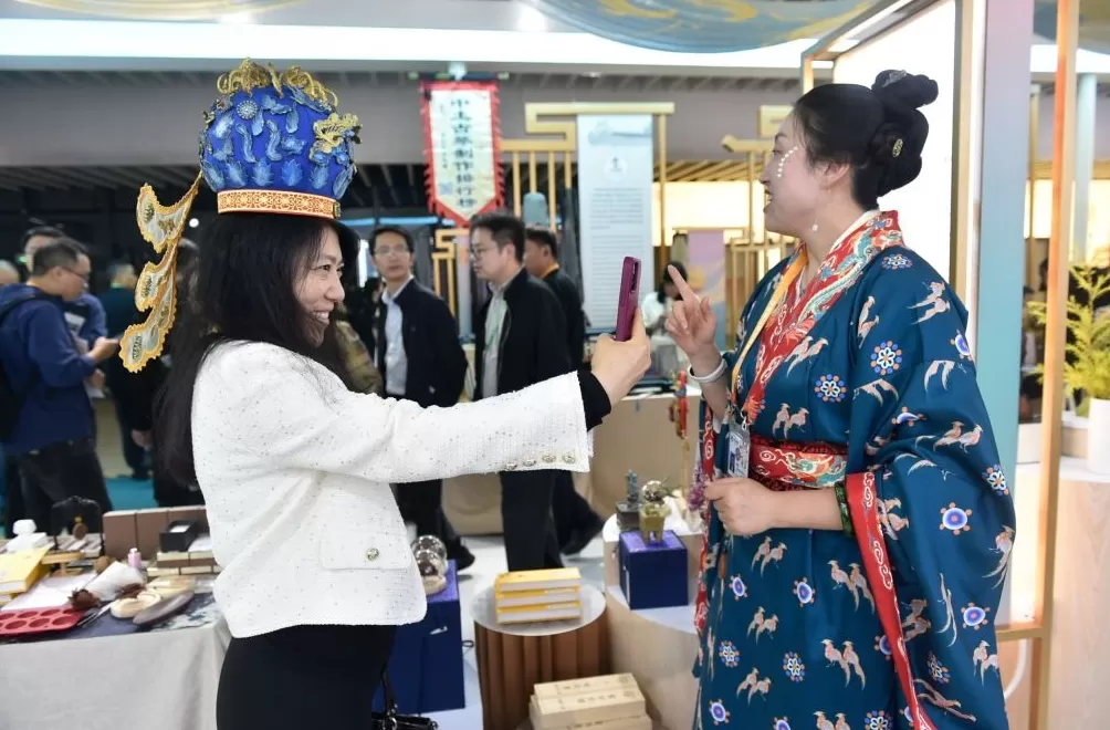 进博直击｜苏超奖杯惊艳亮相！进博舞台上的文化交响-第5张图片-