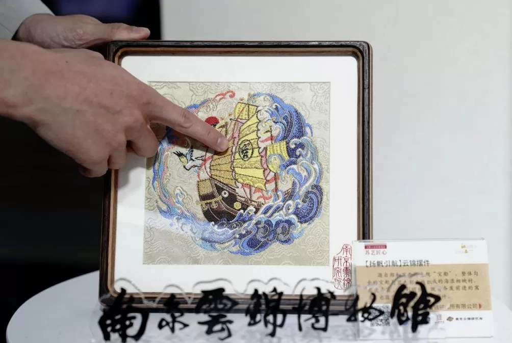 进博直击｜苏超奖杯惊艳亮相！进博舞台上的文化交响-第8张图片-