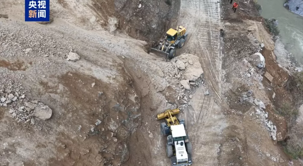 国道345线甘肃迭部段因塌方中断，经抢通已半幅通行-第1张图片-