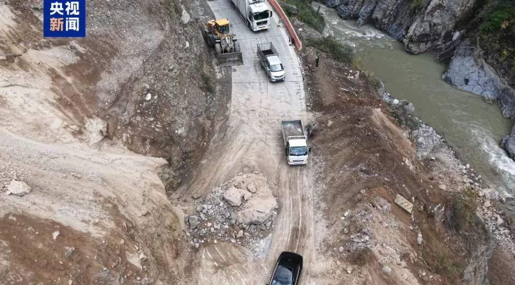 国道345线甘肃迭部段因塌方中断，经抢通已半幅通行-第2张图片-