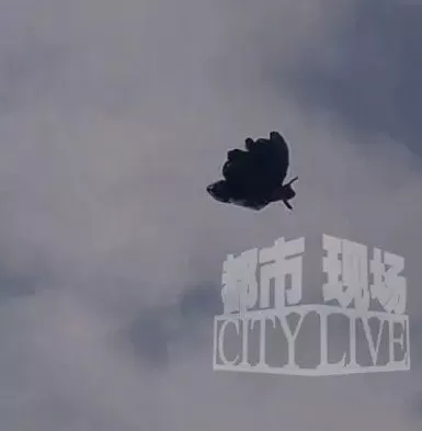 网友称内蒙古包头天空中出现蝴蝶形状的“不明飞行物”-第1张图片-