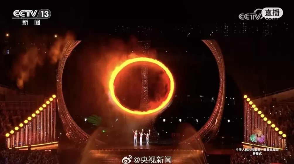 来自粤港澳三地的他们一起点燃主火炬-第3张图片-