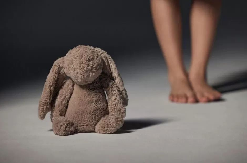 同居男友虐待5岁女儿，亲妈知情不报，居委会主任发现后强制报告-第1张图片-