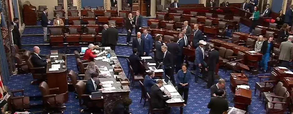 政府“停摆”40天，美国会参议院通过临时拨款法案-第1张图片-