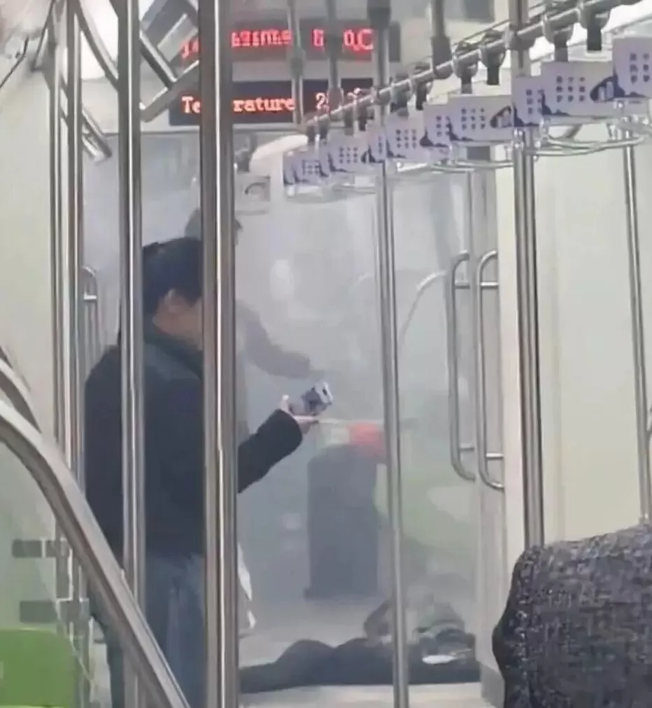 湖南长沙地铁三号线车厢内浓烟弥漫，疑似充电宝起火引燃乘客衣服，官方回应-第1张图片-