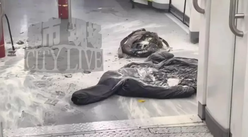 湖南长沙地铁三号线车厢内浓烟弥漫，疑似充电宝起火引燃乘客衣服，官方回应-第2张图片-