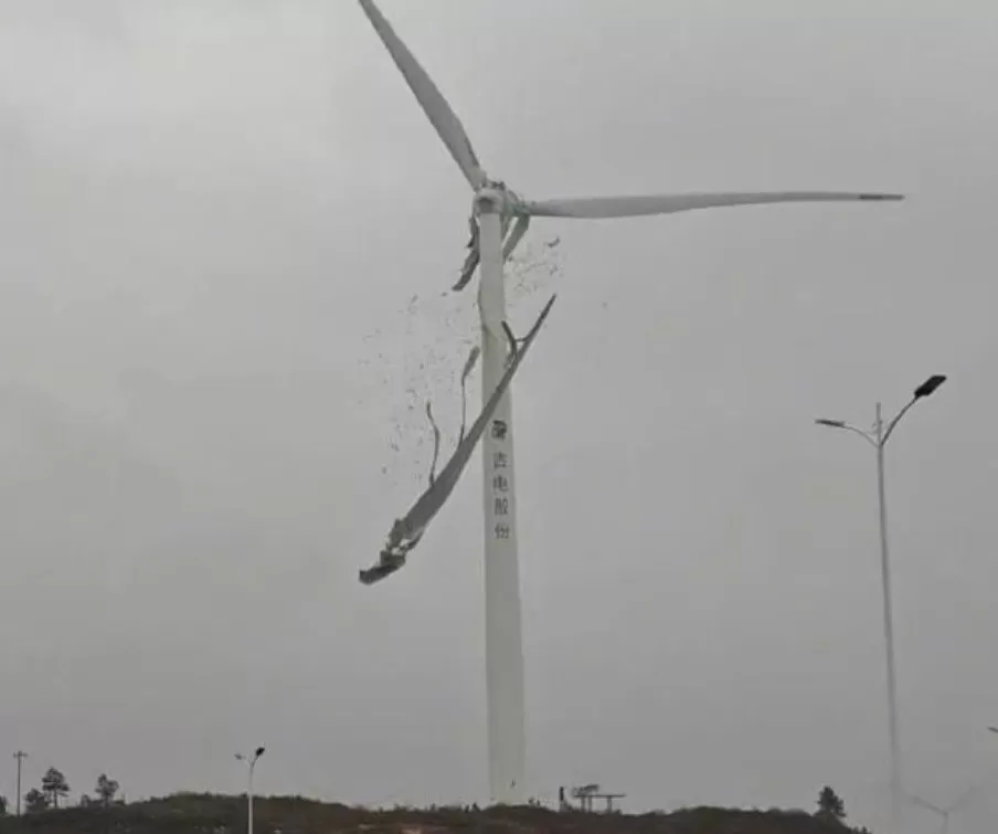 江西一架风力发电机叶片空中断裂，目击者称“玻璃纤维满天飞”，当地称正在处理-第1张图片-