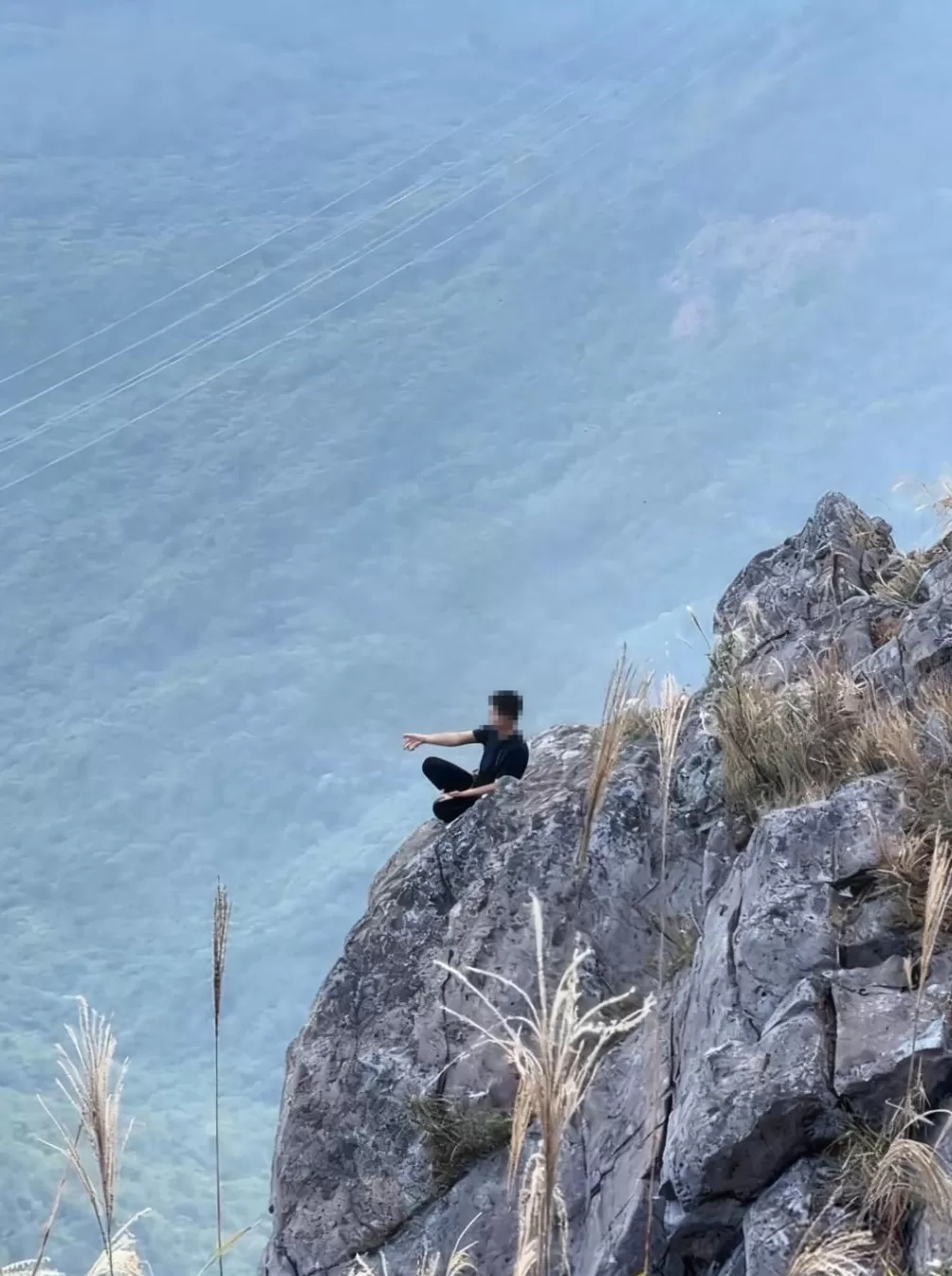 广东“网红山”惊现“悬崖修炼者”？景区回应-第1张图片-