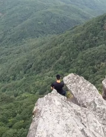 广东“网红山”惊现“悬崖修炼者”？景区回应-第2张图片-