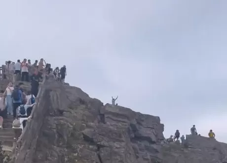 广东“网红山”惊现“悬崖修炼者”？景区回应-第3张图片-