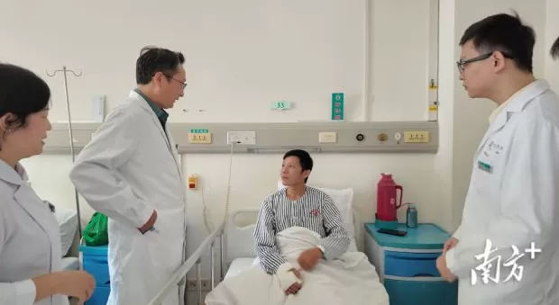 张颂文救人后收到大爱无疆锦旗:“换谁都会这样做的”-第3张图片- 张颂文救人后收到大爱无疆锦旗:“换谁都会这样做的”-第3张图片-