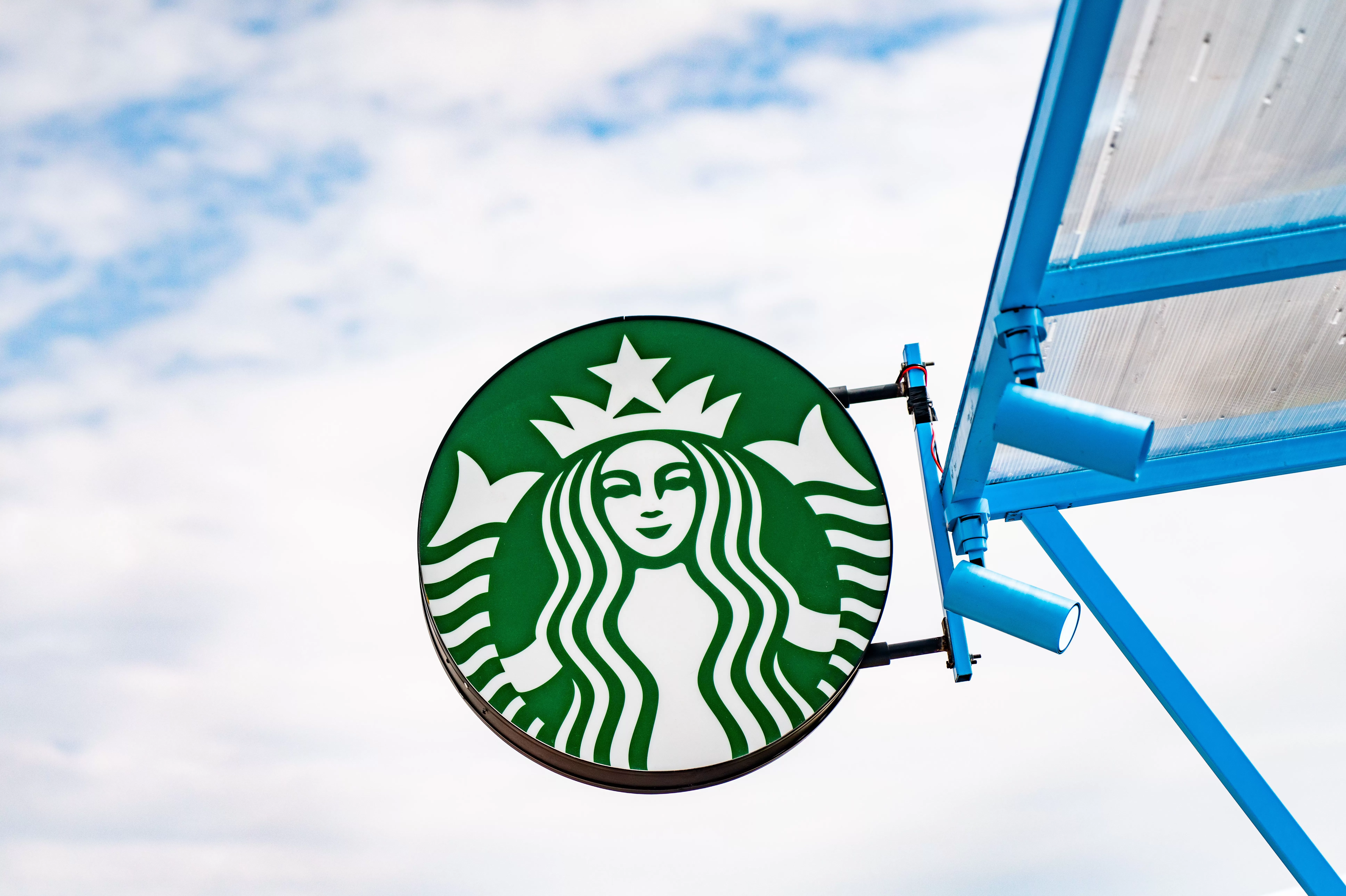 门店播放千禧年歌曲太吵被吐槽，星巴克回应-第3张图片-