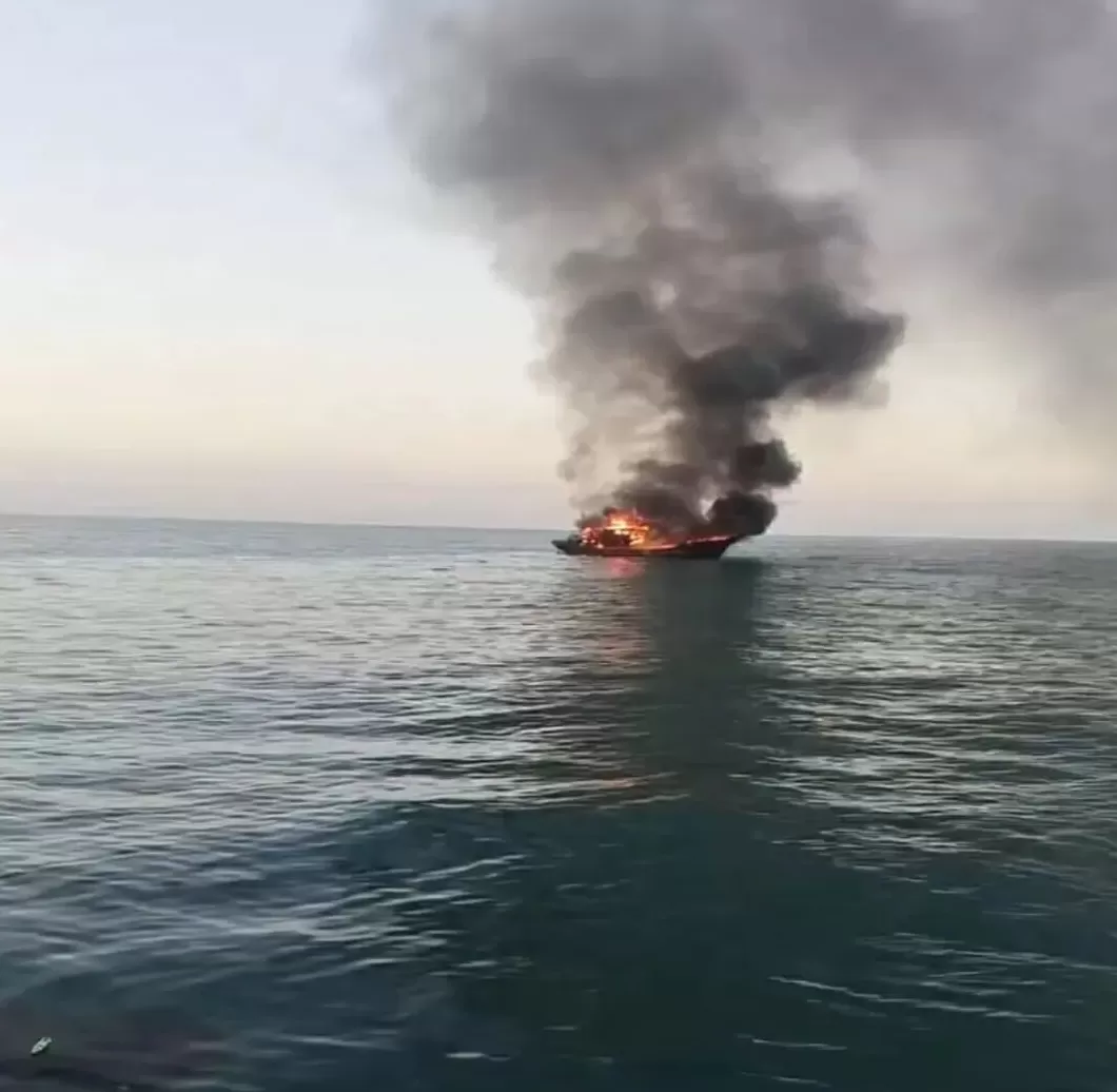 跨省渔民守望相助：山东渔船海上失火，连云港渔政出动救起9名船员-第1张图片-