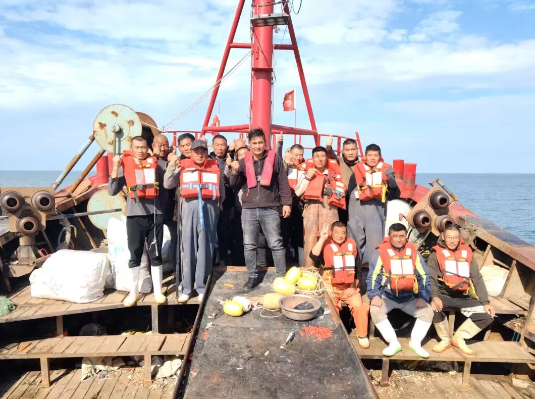 跨省渔民守望相助：山东渔船海上失火，连云港渔政出动救起9名船员-第2张图片-