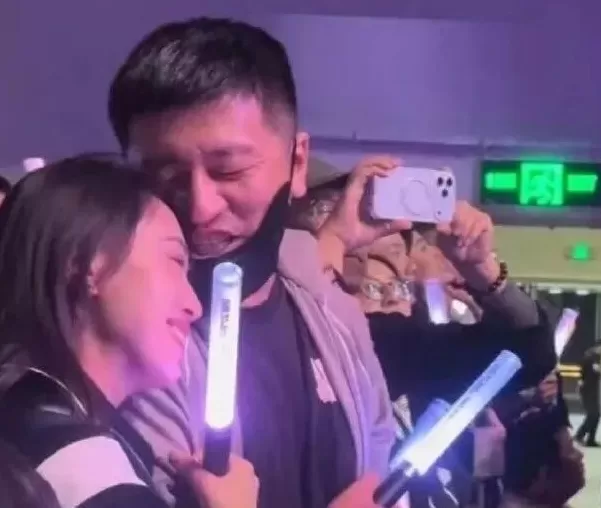 张雪峰戴婚戒直播回应出轨传闻-第1张图片-