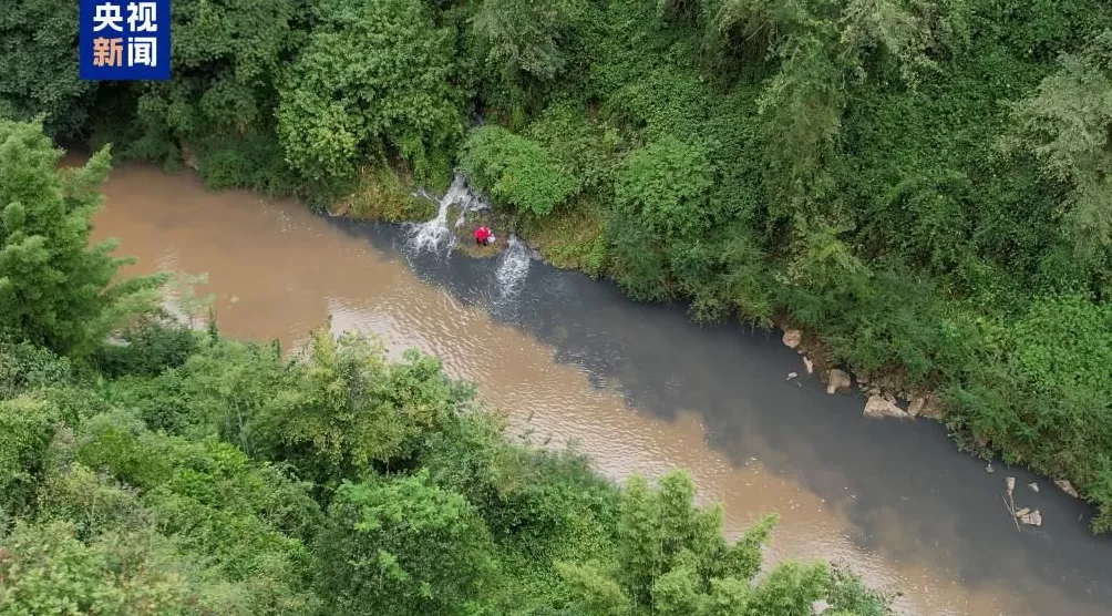 重庆南川通报“一河段水体颜色异常”：溶洞涌水造成水质异常-第1张图片-