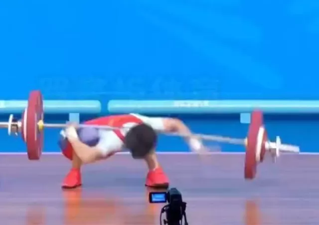 全运会争议一幕：19岁举重女选手被172斤杠铃砸中教练转身离去-第1张图片-