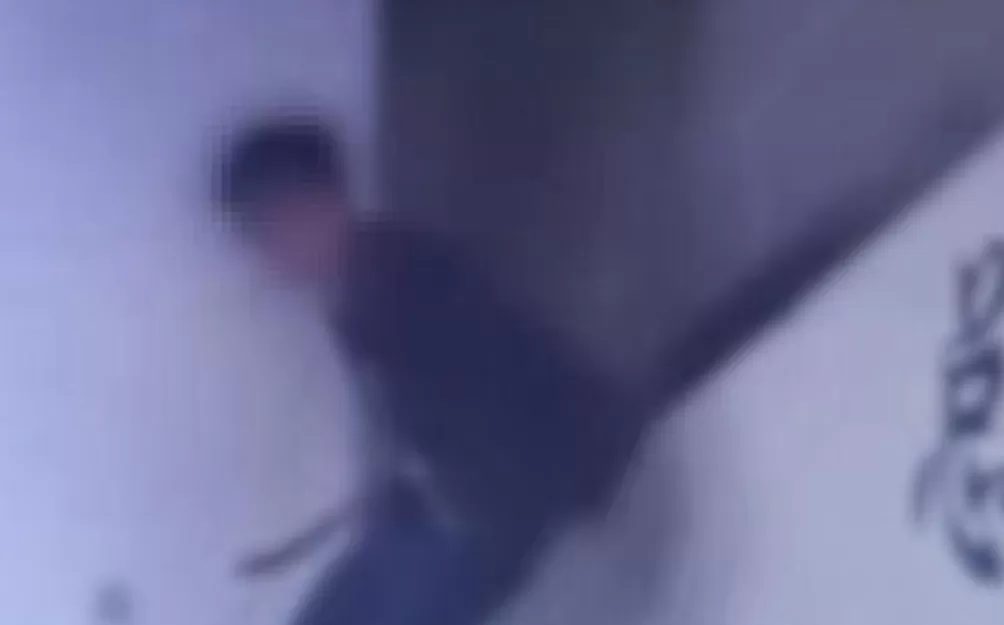 “男子地铁站内当众大便”视频疯传，南宁轨交：正在排查是否内部监控外传-第1张图片-