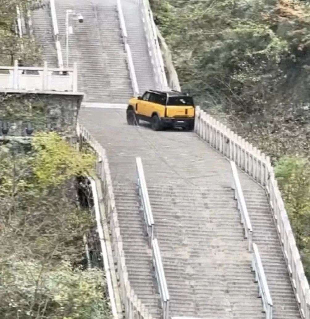 奇瑞汽车测试攀爬天门山天梯溜车撞坏护栏，公司发文致歉-第1张图片-