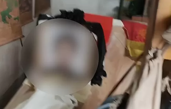 男子溺亡后被同伴运回家中摆成睡姿，家属3天后才发现，发现遗体时已腐烂-第1张图片-