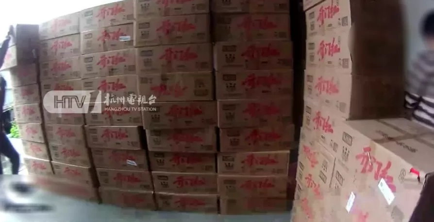 “离过年还有点时间，我想赚一笔”，浙江女子囤2800公斤“年货”惊呆众人-第1张图片-