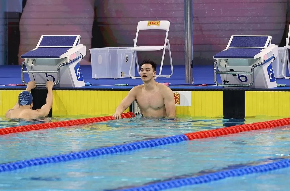 上海队郑英昊摘得男子50米蛙泳金牌，覃海洋犯规被取消成绩-第1张图片-