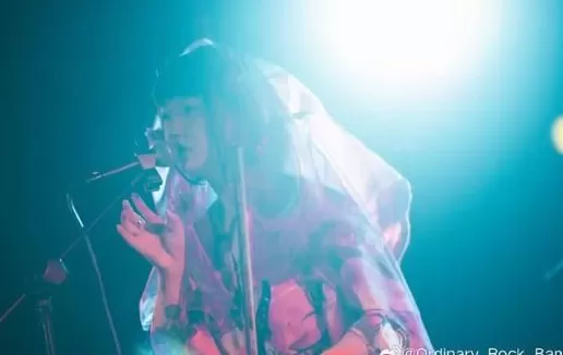 歌手“阿珍”在工作过程中，因电动座椅架挤压身亡-第2张图片-