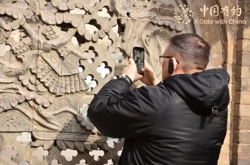 中国有约|外国朋友走进“华夏民居第一宅”:欣赏古建魅力,感受中华家风-第4张图片- 中国有约|外国朋友走进“华夏民居第一宅”:欣赏古建魅力,感受中华家风-第4张图片-