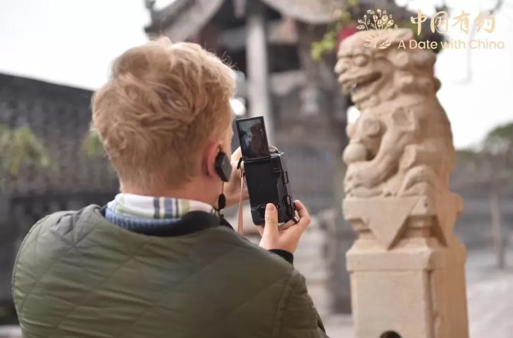 中国有约|外国朋友走进“华夏民居第一宅”:欣赏古建魅力,感受中华家风-第5张图片- 中国有约|外国朋友走进“华夏民居第一宅”:欣赏古建魅力,感受中华家风-第5张图片-