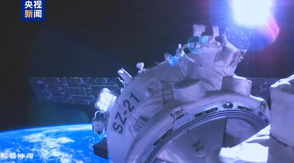 神二十乘组踏上回家之旅!神二十一载人飞船顺利撤离空间站组合体-第1张图片- 神二十乘组踏上回家之旅!神二十一载人飞船顺利撤离空间站组合体-第1张图片-