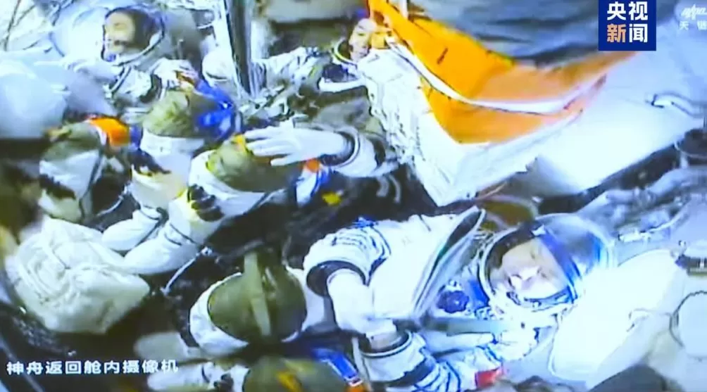 神二十乘组踏上回家之旅!神二十一载人飞船顺利撤离空间站组合体-第2张图片- 神二十乘组踏上回家之旅!神二十一载人飞船顺利撤离空间站组合体-第2张图片-