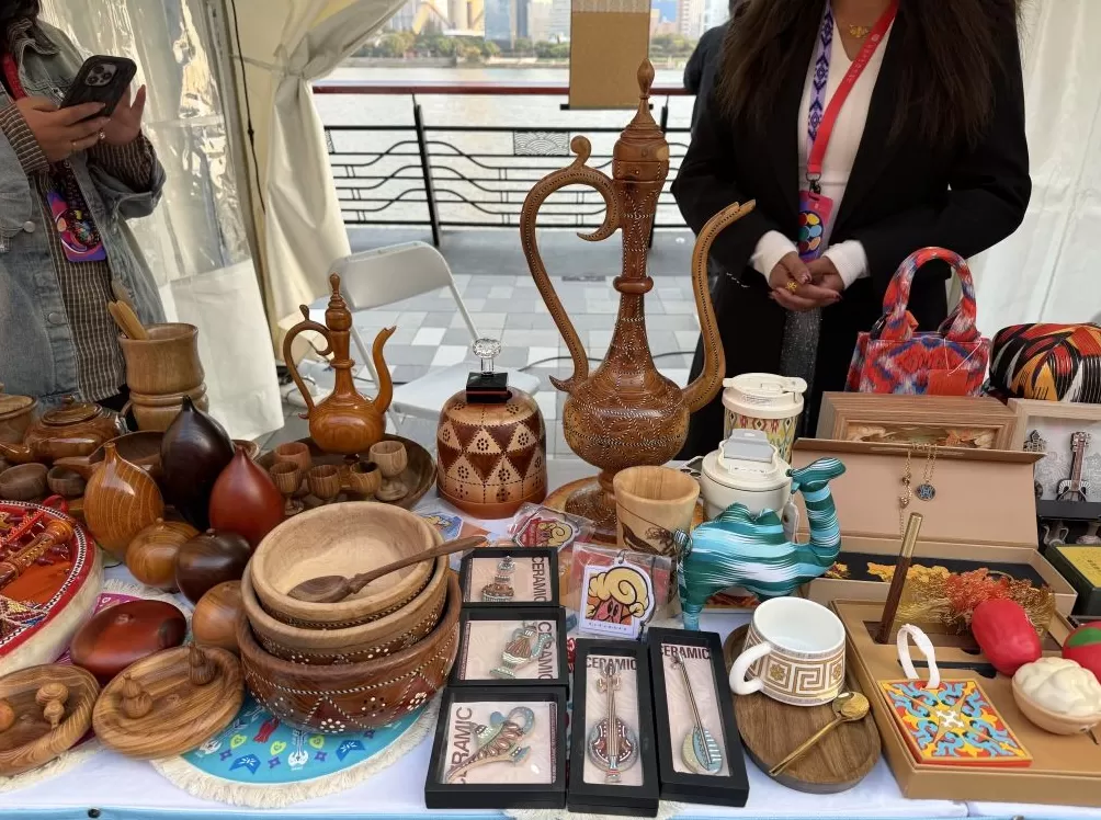 黄浦江畔石榴市集“跨越疆海”,2025沪疆文化交流周启动-第4张图片- 黄浦江畔石榴市集“跨越疆海”,2025沪疆文化交流周启动-第4张图片-