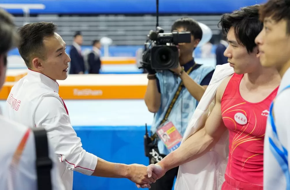 肖若腾夺得全运会体操男子个人全能冠军，张博恒失误获银-第1张图片-