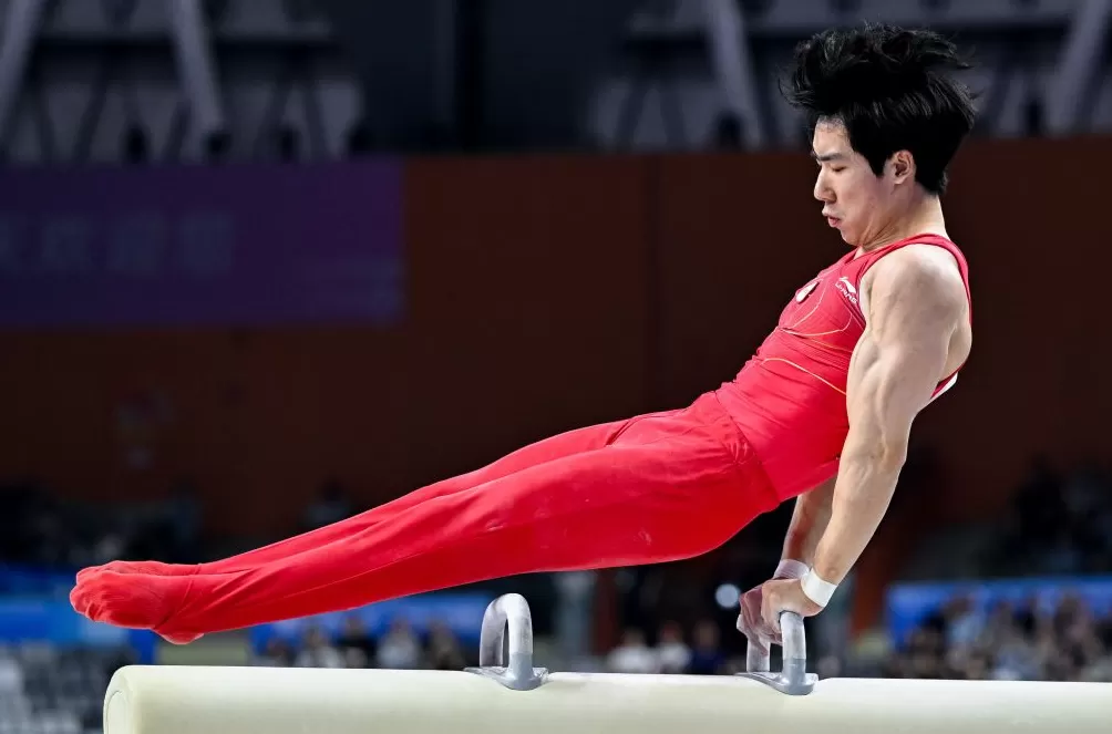 肖若腾夺得全运会体操男子个人全能冠军，张博恒失误获银-第3张图片-