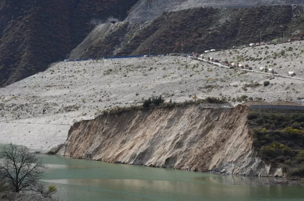 复盘四川双江口垮桥：货车司机发现裂缝后上报，官方快速管制免于伤亡-第2张图片-