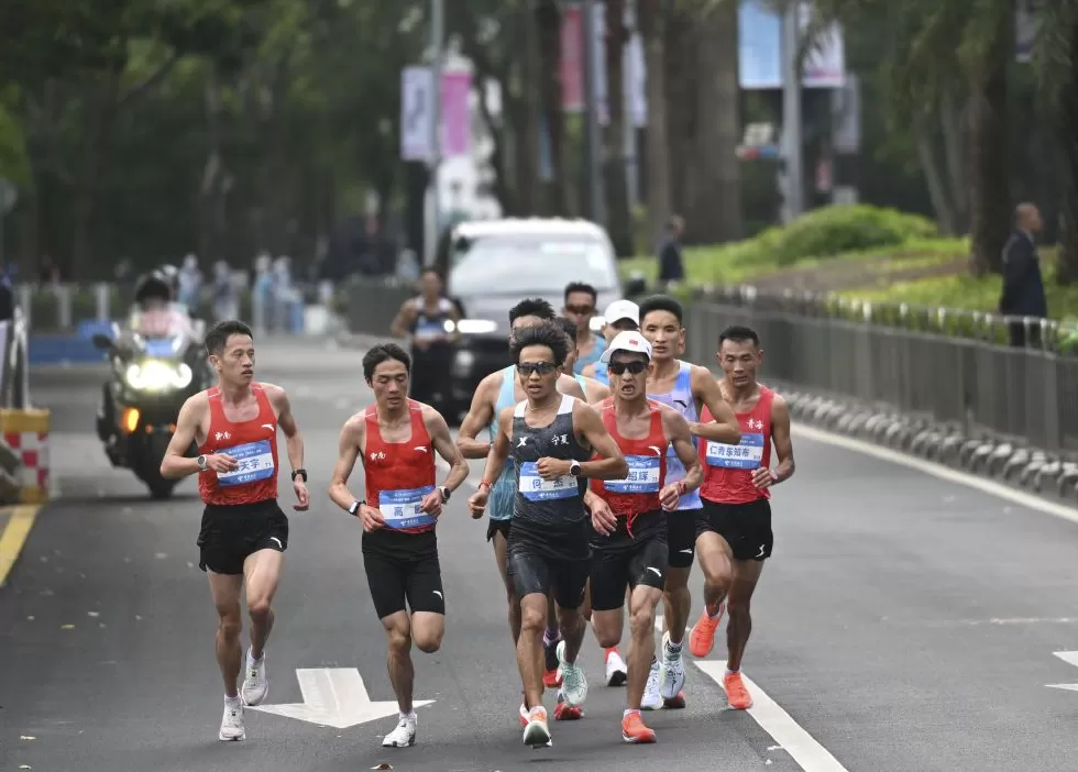 全运会历史首个跨境马拉松何杰夺冠-第1张图片-