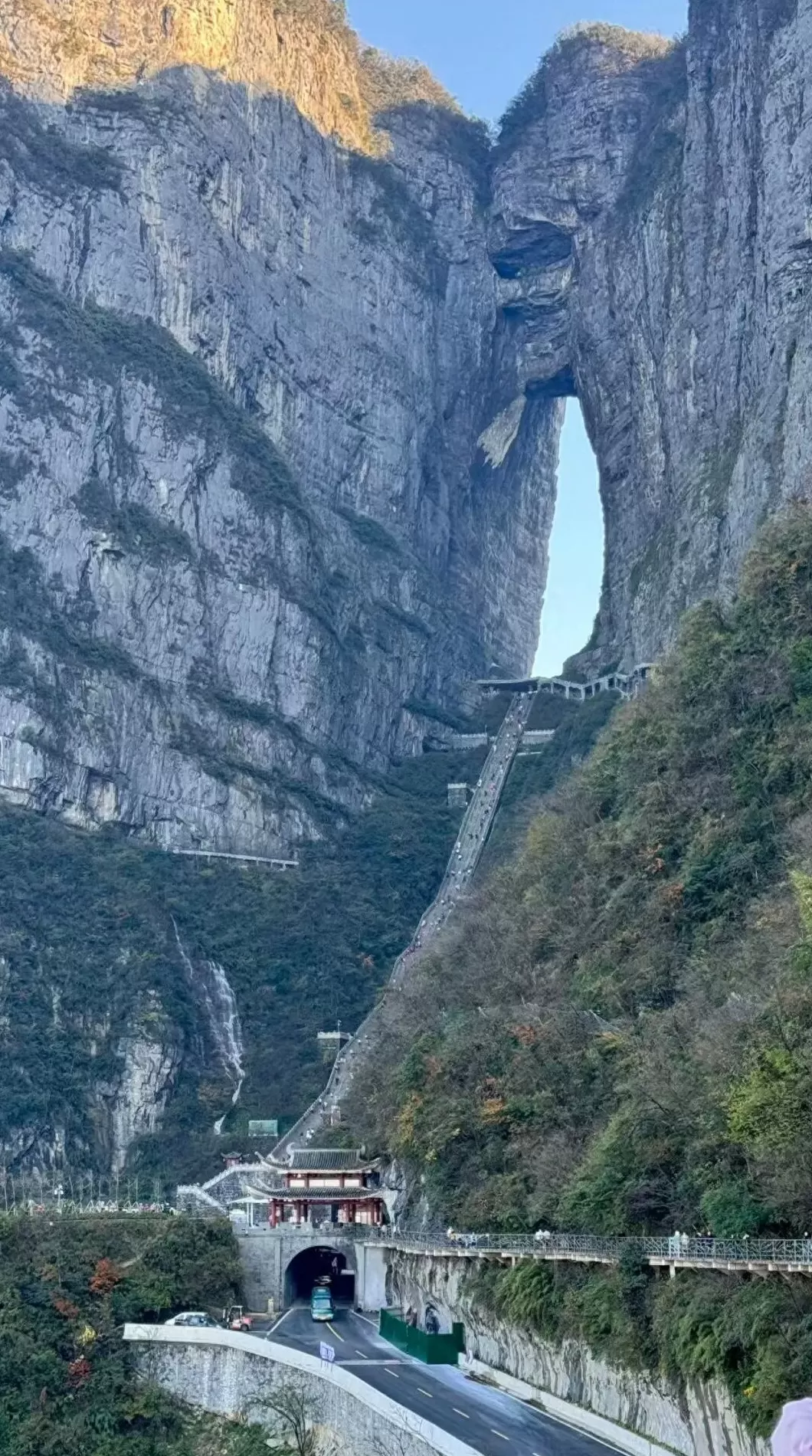实探天门山越野车撞坏护栏处：临时用铁栏杆围挡，不少游客驻足拍照-第1张图片-