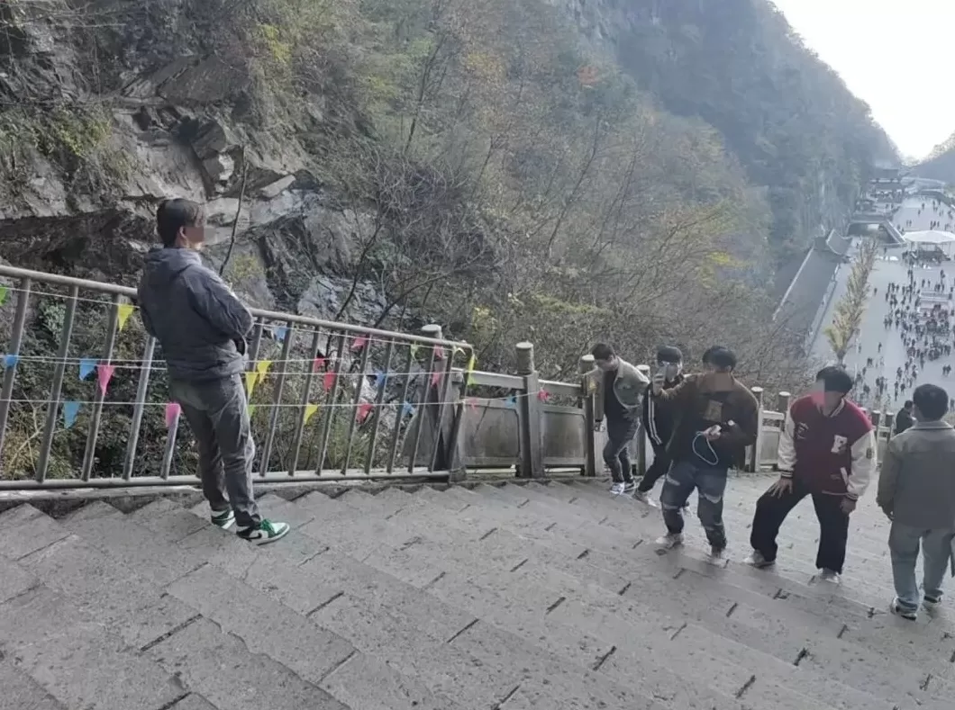 实探天门山越野车撞坏护栏处：临时用铁栏杆围挡，不少游客驻足拍照-第2张图片-