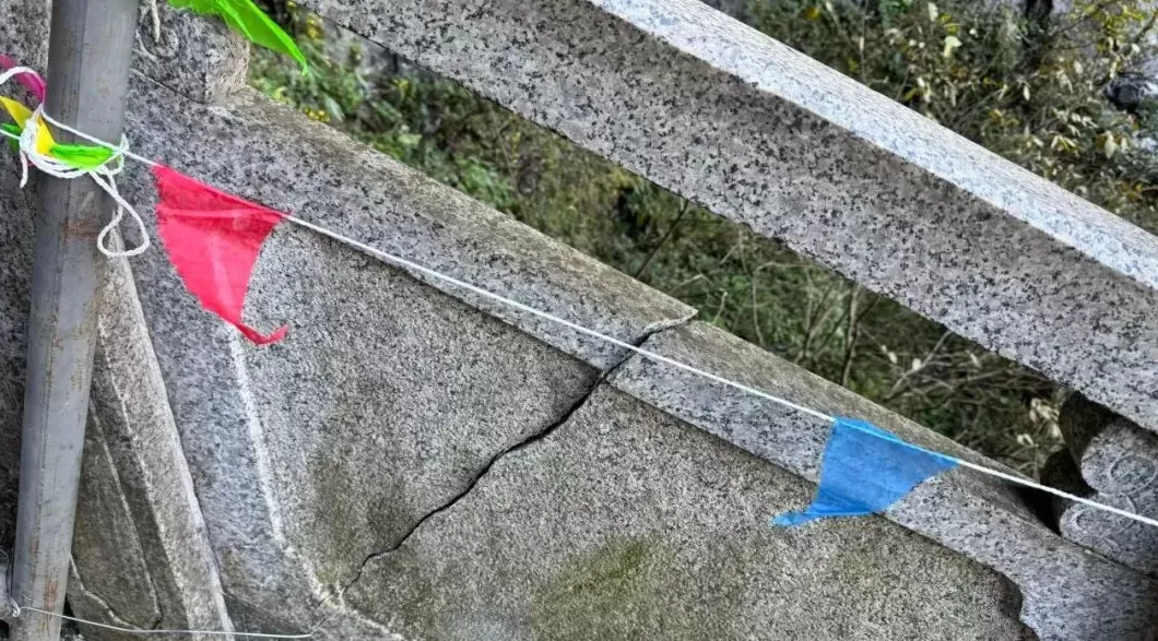 实探天门山越野车撞坏护栏处：临时用铁栏杆围挡，不少游客驻足拍照-第3张图片-