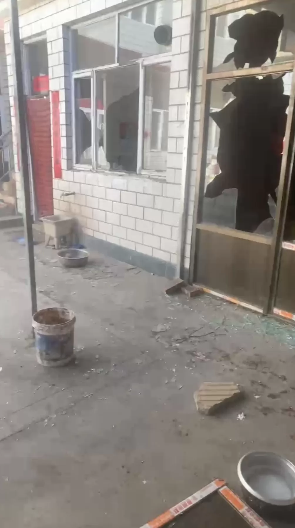 山西“狗咬人被摔死”命案调查：纠纷如何升级，“反杀”是否防卫过度？-第4张图片-